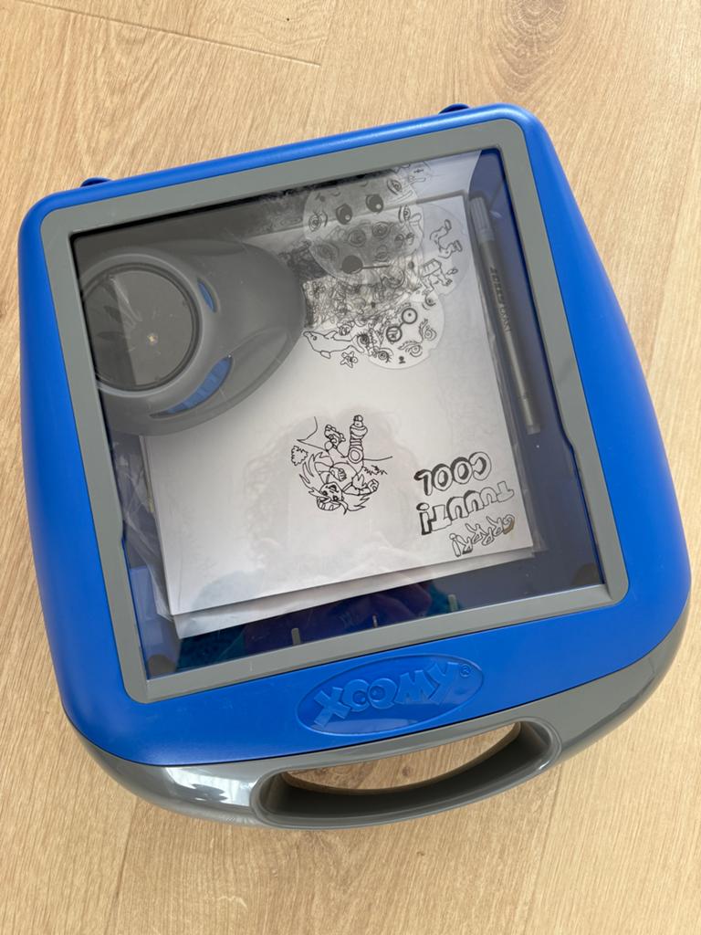 Xoomy tekentafel met projector en sjablonen, Ophalen, Zo goed als nieuw, Knutselen, Met licht