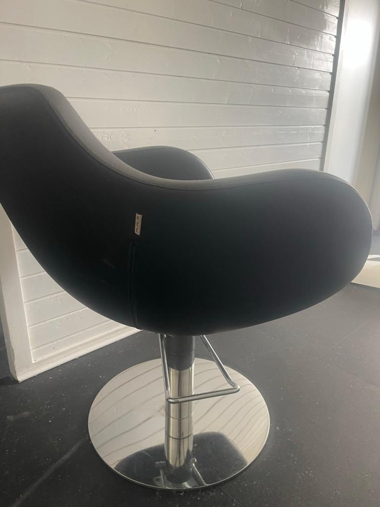 Zwarte Kappersstoel met Voetsteun, Huis en Inrichting, Stoelen, Kunststof, Gebruikt, Zwart, Ophalen of Verzenden