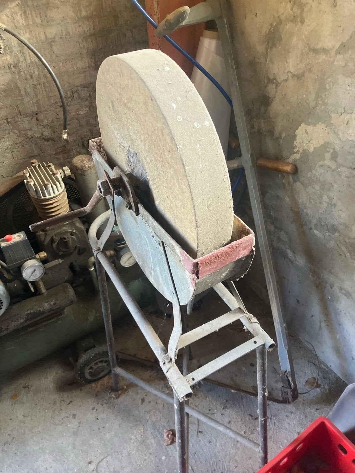 Oude slijpmachine met slijpsteen, Ophalen of Verzenden, Gebruikt, Werkbankslijpmachine
