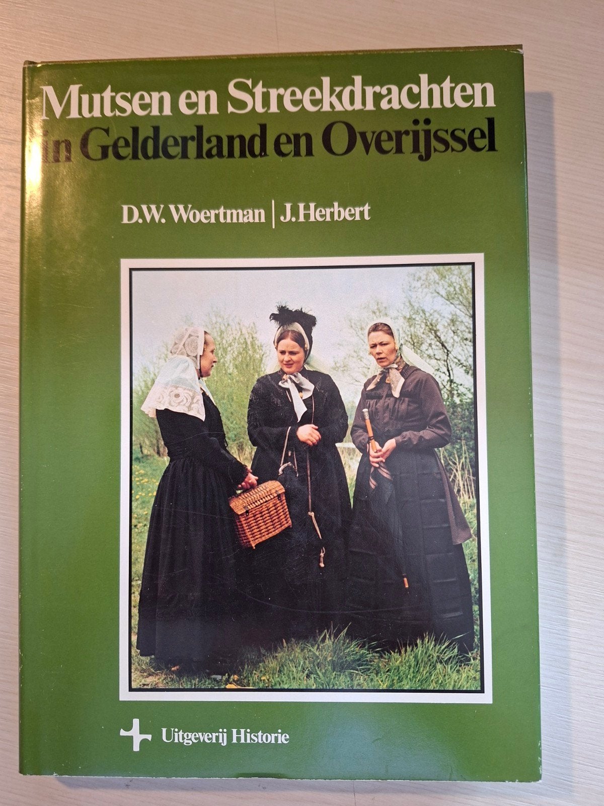 Mutsen en Streekdrachten in Gelderland en Overijssel, Ophalen of Verzenden, Gelezen, D.W. Woertman, J. Herbert, Nederland