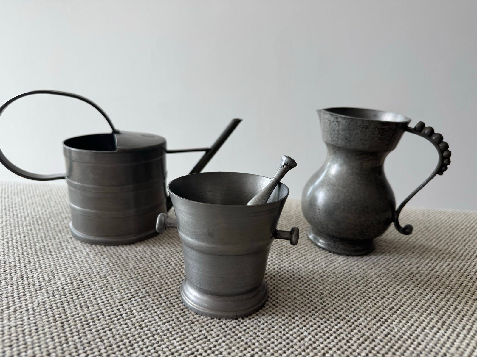 Set van 3 engeltjes tinnen gieter, vijzel en kannetje, Antiek en Kunst, Antiek | Tin, Ophalen