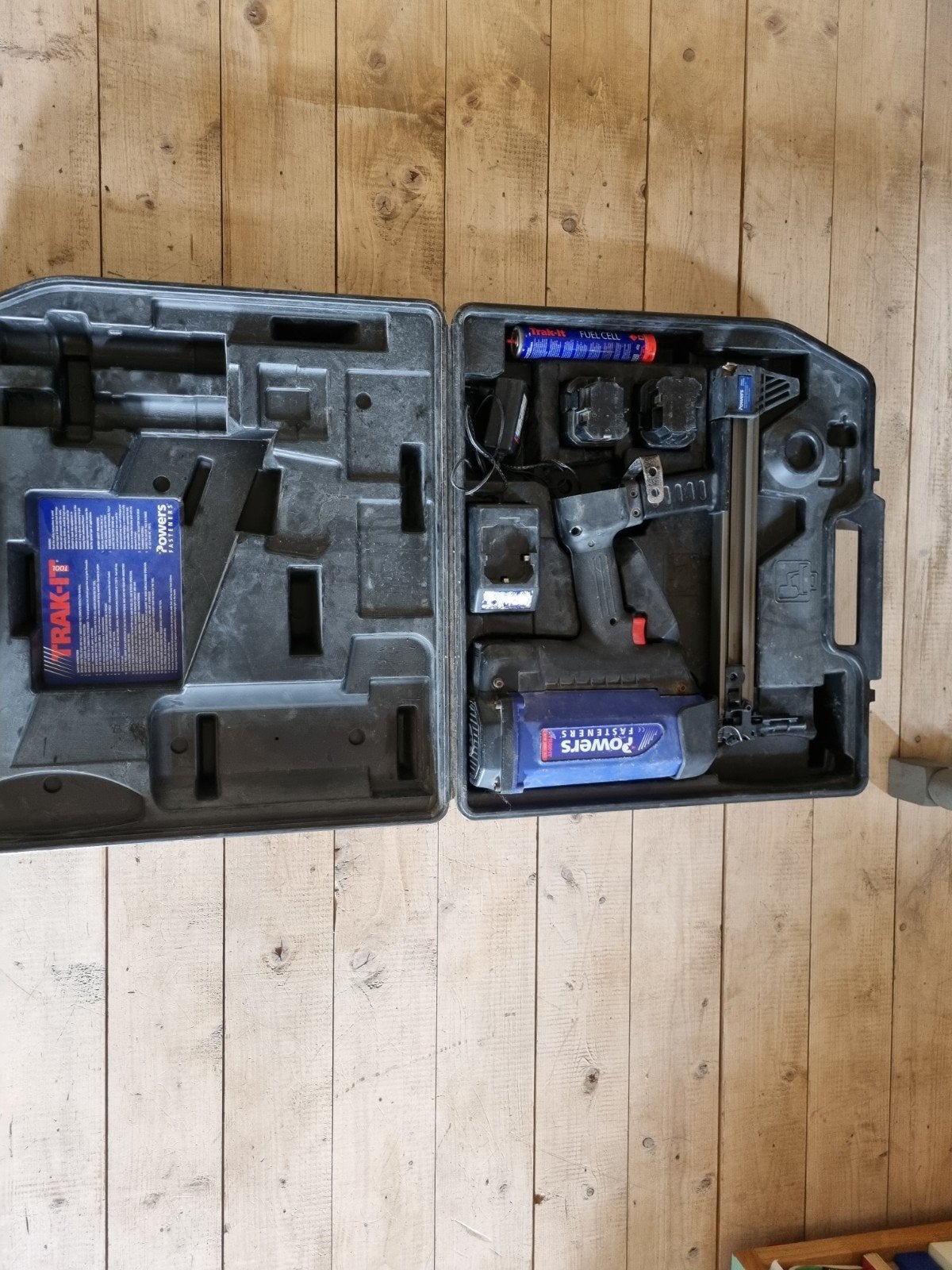 Powers Trak-It C3 gas tacker compleet – 2 accu’s + gaspatr, Ophalen of Verzenden, Gebruikt