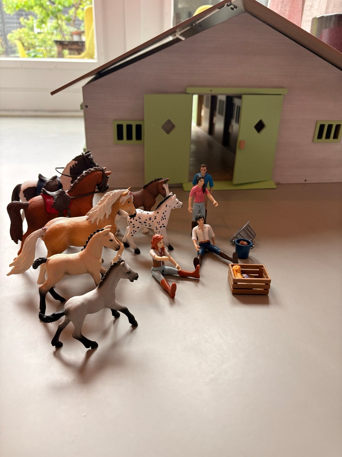 Grote Schleich paardenstal met paarden en figuren, Ophalen, Gebruikt, Jongen of Meisje