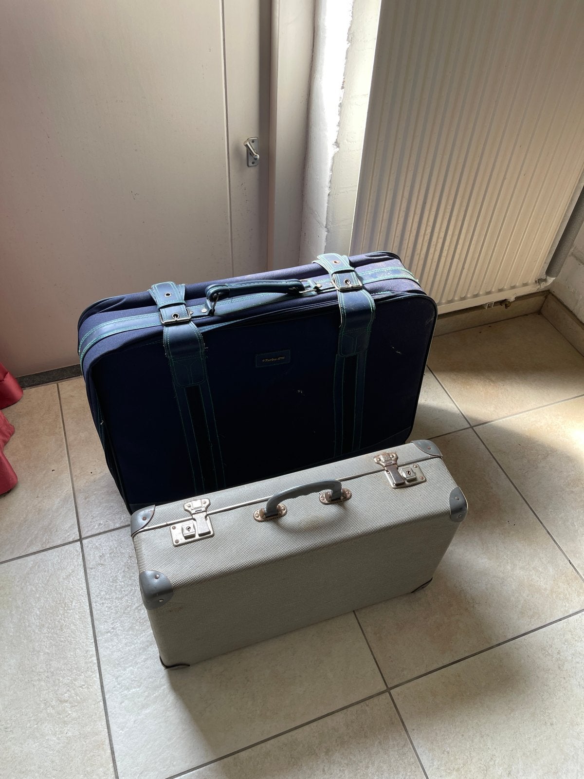 2 koffers: vintage en moderne reiskoffer, Sieraden, Tassen en Uiterlijk, Koffers, Overige materialen, Gebruikt, 45 tot 55 cm, Wieltjes