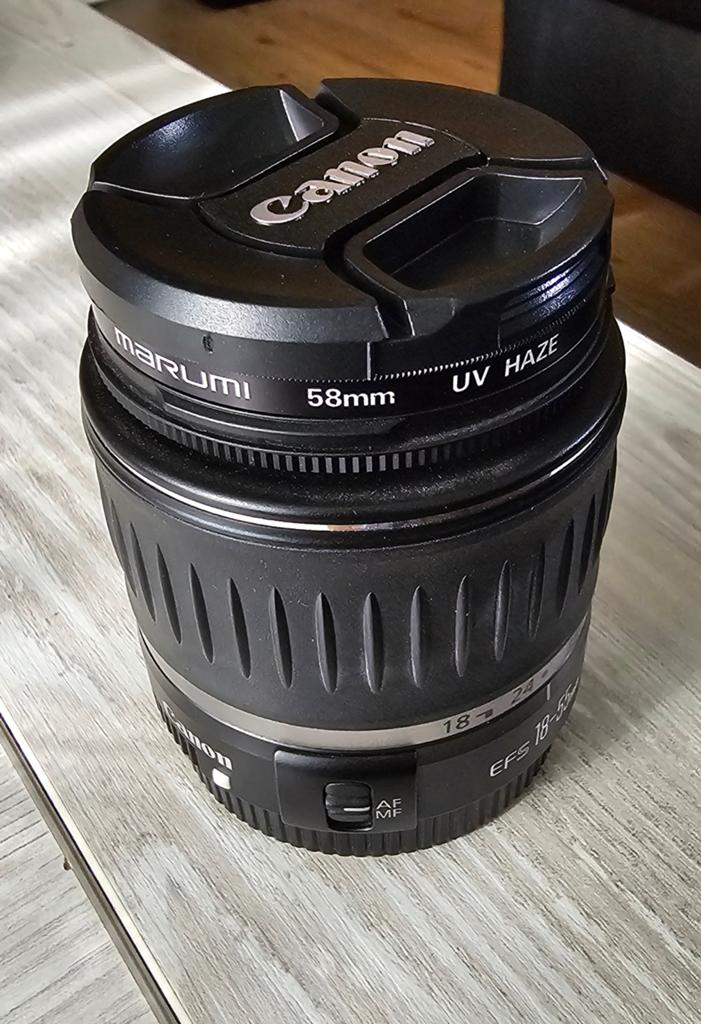 Canon EF-S 18-55mm lens met Haze UV filter en lensdoppen., Audio, Tv en Foto, Fotografie | Lenzen en Objectieven, Ophalen, Zo goed als nieuw