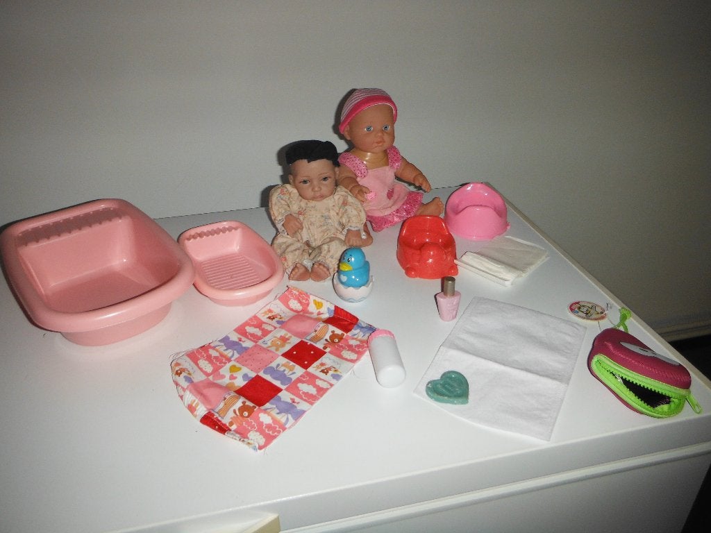 2 baby poppen met badjes potjes en acc, Ophalen of Verzenden, Zo goed als nieuw, Babypop