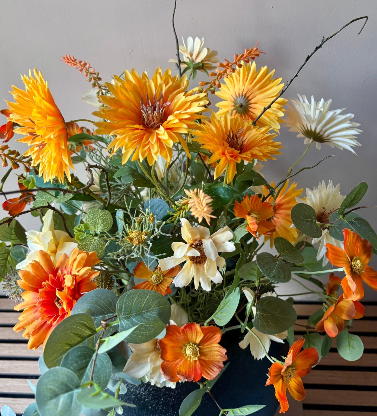 Nieuw! Groot zijden bloemstuk in mat zwarte pot 70 cm hoog, Binnen, Inclusief kunstbloemen, 70 cm, Www.discountfashioncorner.nl