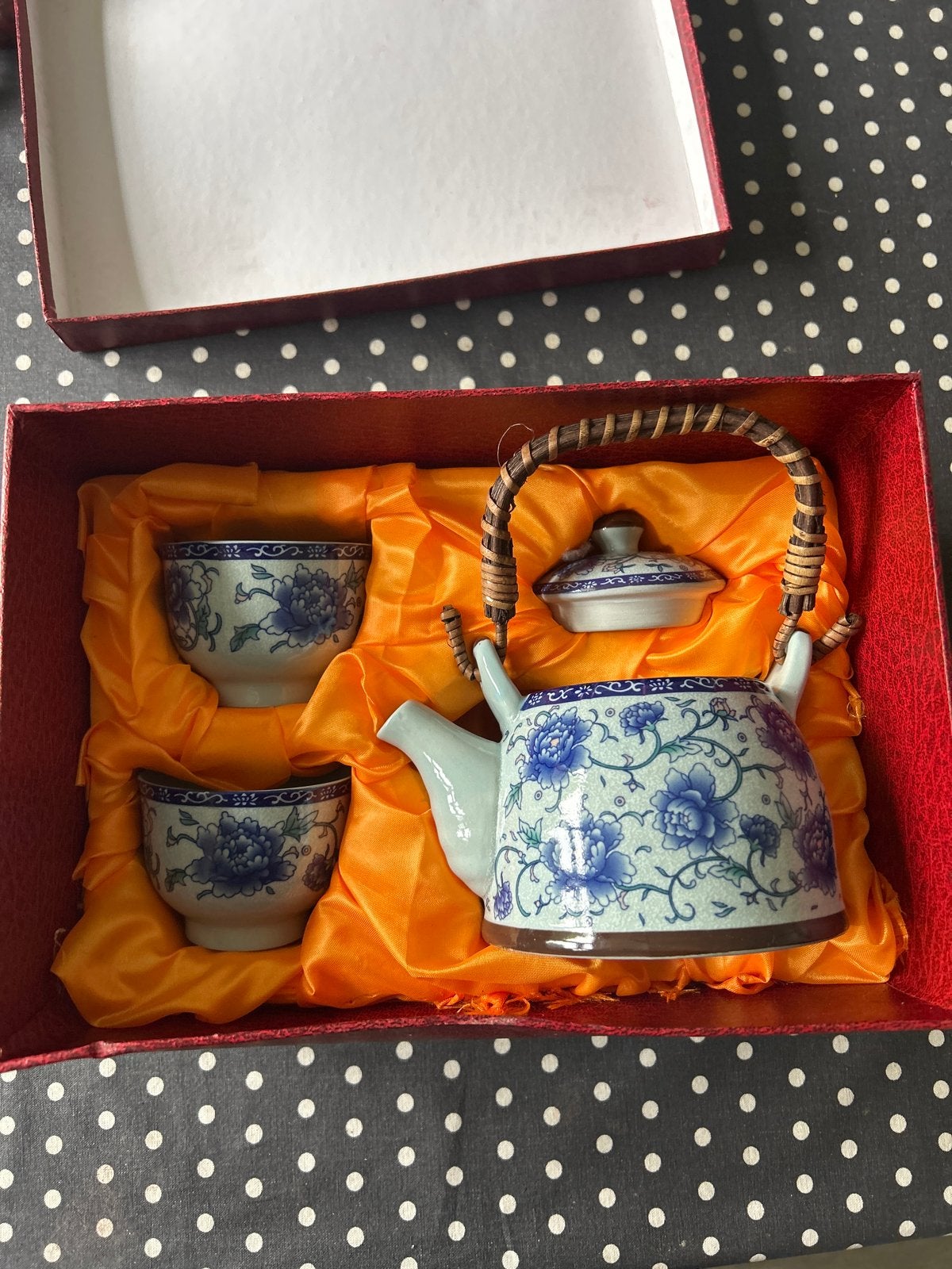 Aziatische theepot met 2 kopjes - Nieuw in doos, Huis en Inrichting, Aziatisch, Keramiek, Nieuw, Ophalen of Verzenden