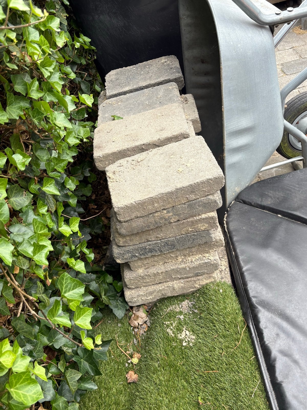 Gratis af te halen: 70 tuintegels (4,2 m²) en 4 rubberen teg, Tuin en Terras, Tegels en Klinkers, Ophalen, Gebruikt, Minder dan 5 m²