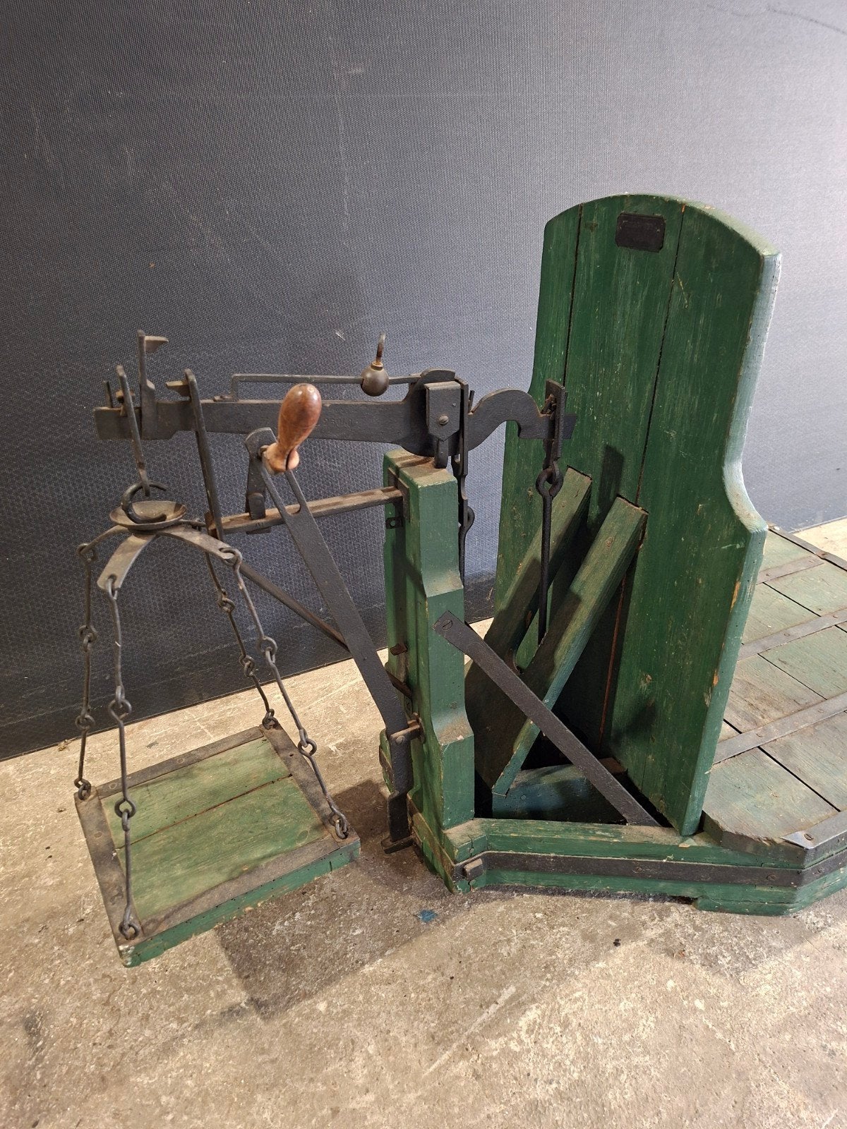 Bascule antieke houten weegschaal., Ophalen
