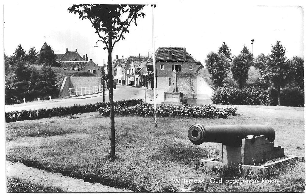 AK Willemstad - Panorama met Oud opgegraven kanon, Verzenden, 1960 tot 1980, Ongelopen, Noord-Brabant