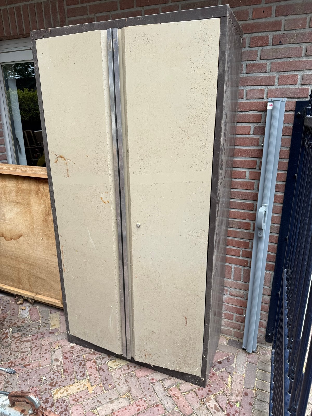 Robuuste metalen kast met dubbele deuren en planken, Huis en Inrichting, Kasten | Kledingkasten, Ophalen, Gebruikt, 100 tot 150 cm