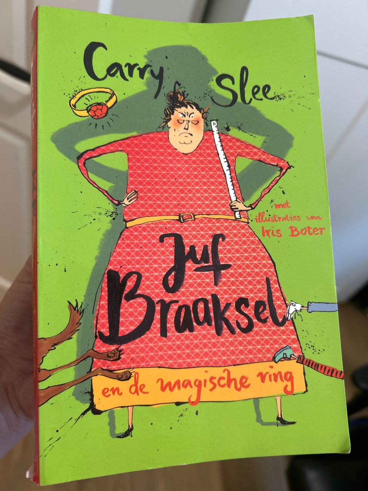 Juf Braaksel en de magische ring - Carry Slee, Ophalen, Zo goed als nieuw, Fictie