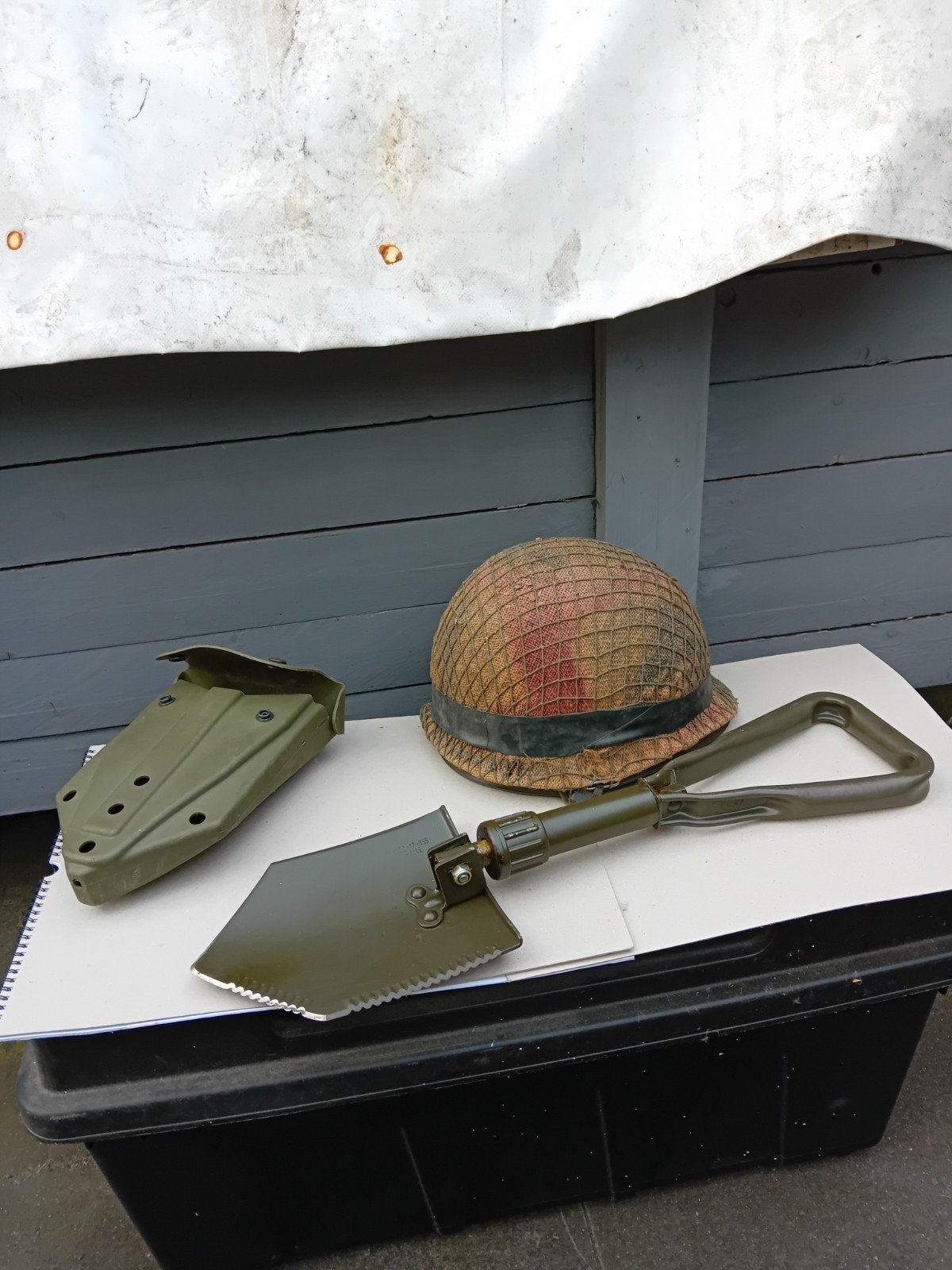 Veld tool en helm, Ophalen of Verzenden, Landmacht, Nederland, Helm of Baret