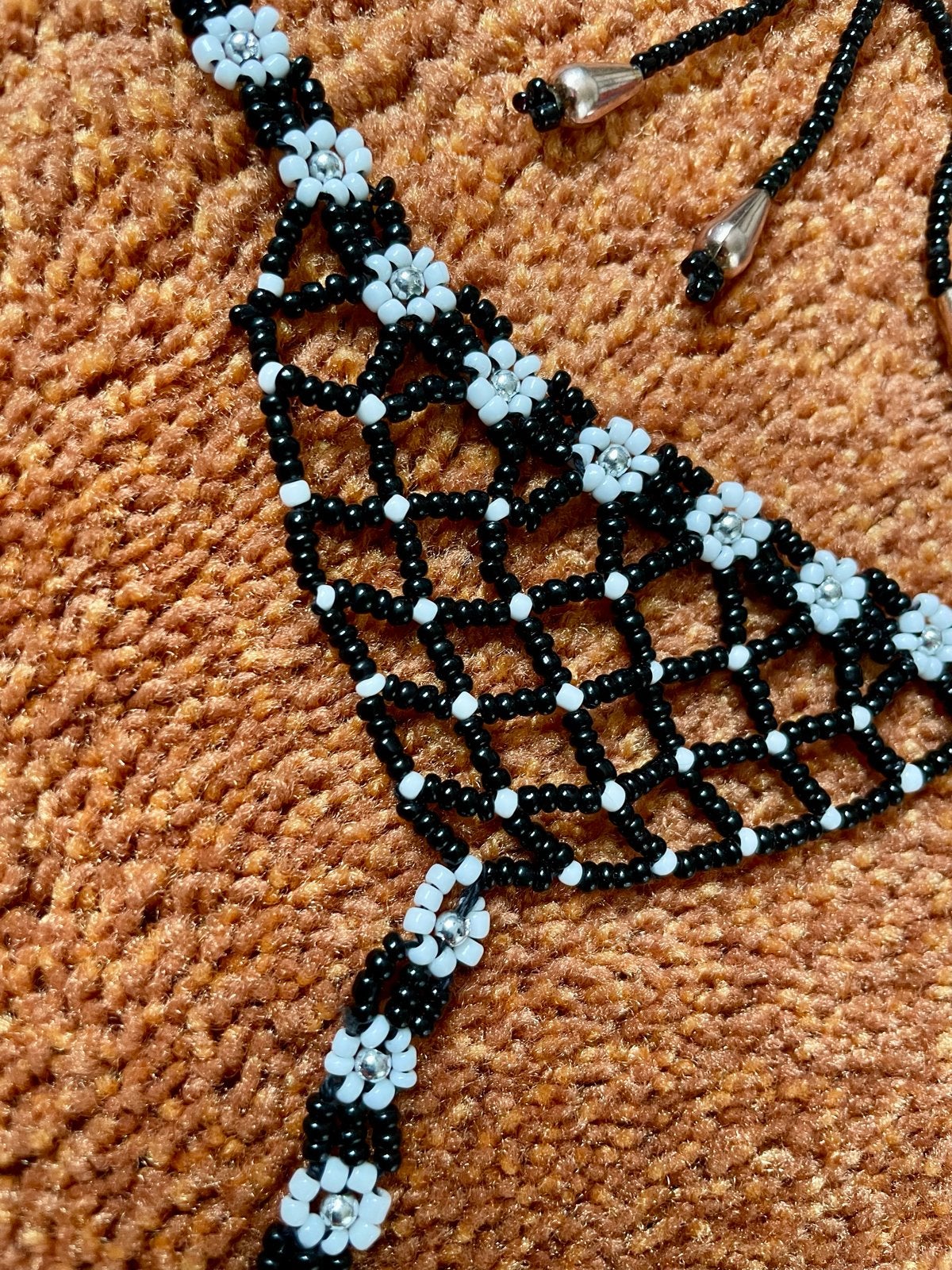 zwart-wit sieradenset: handsieraad en ketting van kraaltjes, Sieraden, Tassen en Uiterlijk, Ophalen of Verzenden, Nieuw, Zwart