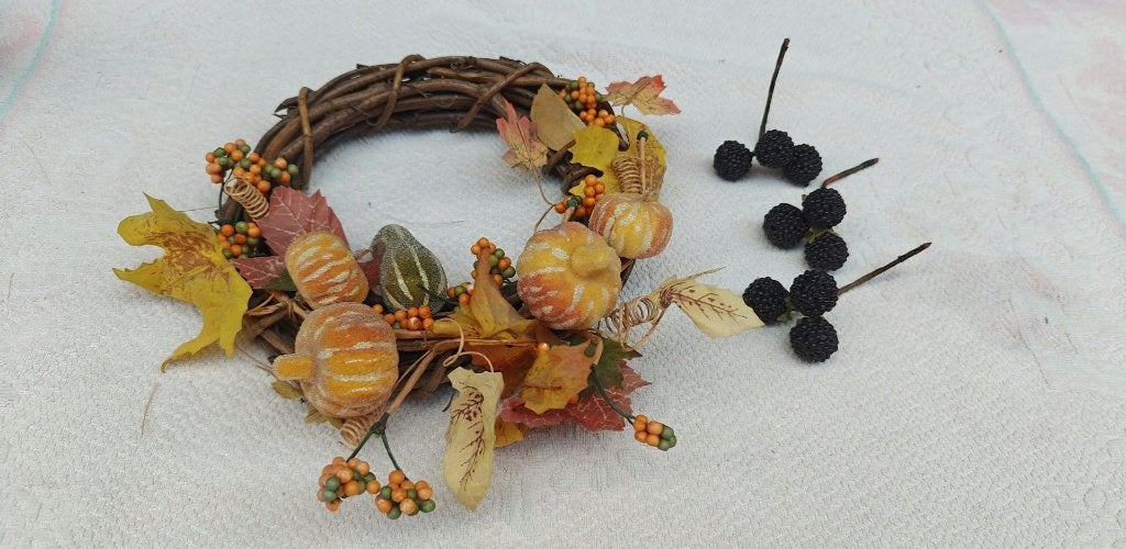 herfstkrans in kunststof +  trosje bessen, Huis en Inrichting, Krans, 20 cm, Ophalen of Verzenden, Zo goed als nieuw