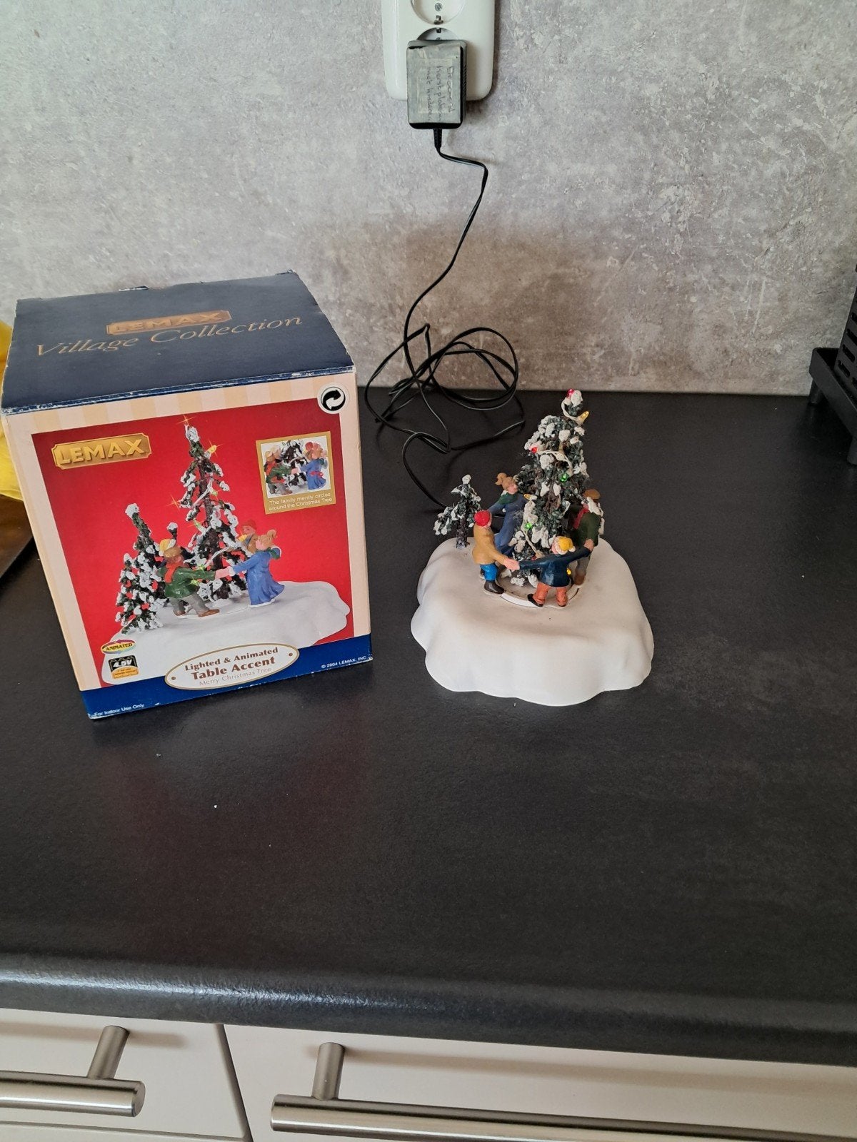 Lemax om de kerstboom Retired 2004 met adapter in doos, Ophalen of Verzenden, Gebruikt