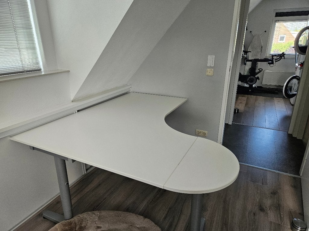 Ikea bureau, Ophalen, 160 cm, In hoogte verstelbaar, Spaanplaat of MDF