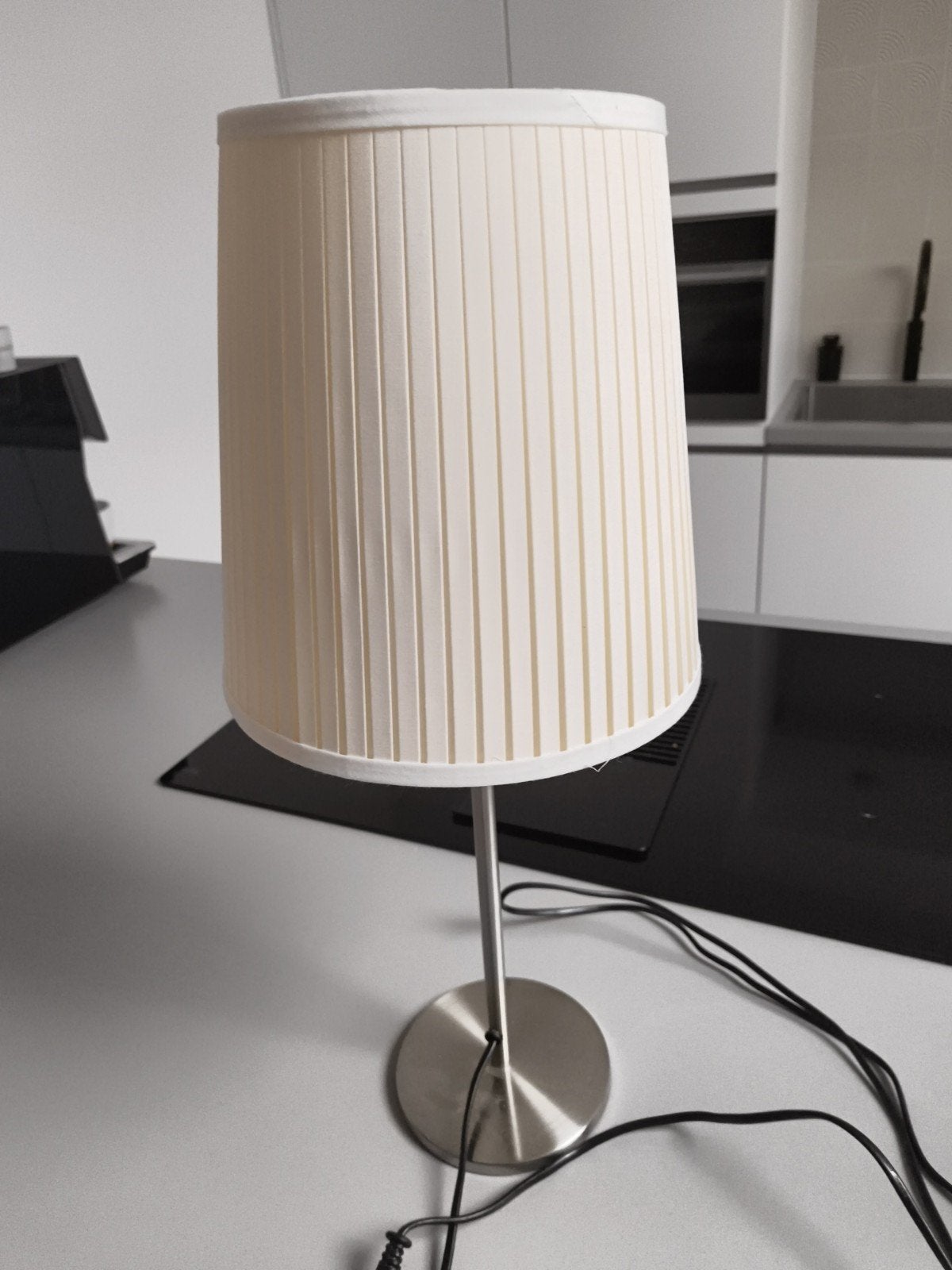 Stijlvolle tafellamp met wit/creme kap, Beige, Metaal, Met kap, Zo goed als nieuw