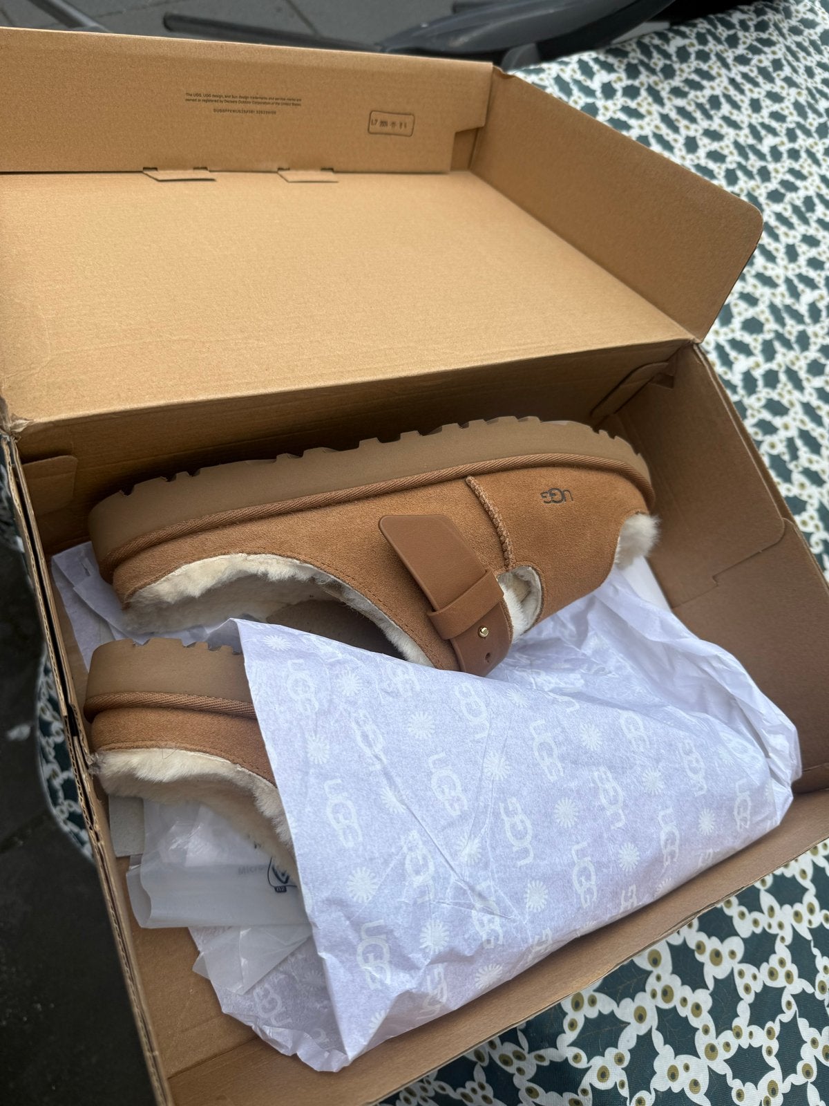 Uggs Greenport-Slipper Met Band - Maat 42, Kleding | Dames, Schoenen, Ophalen of Verzenden, Zo goed als nieuw, Bruin, Pantoffels of Sloffen