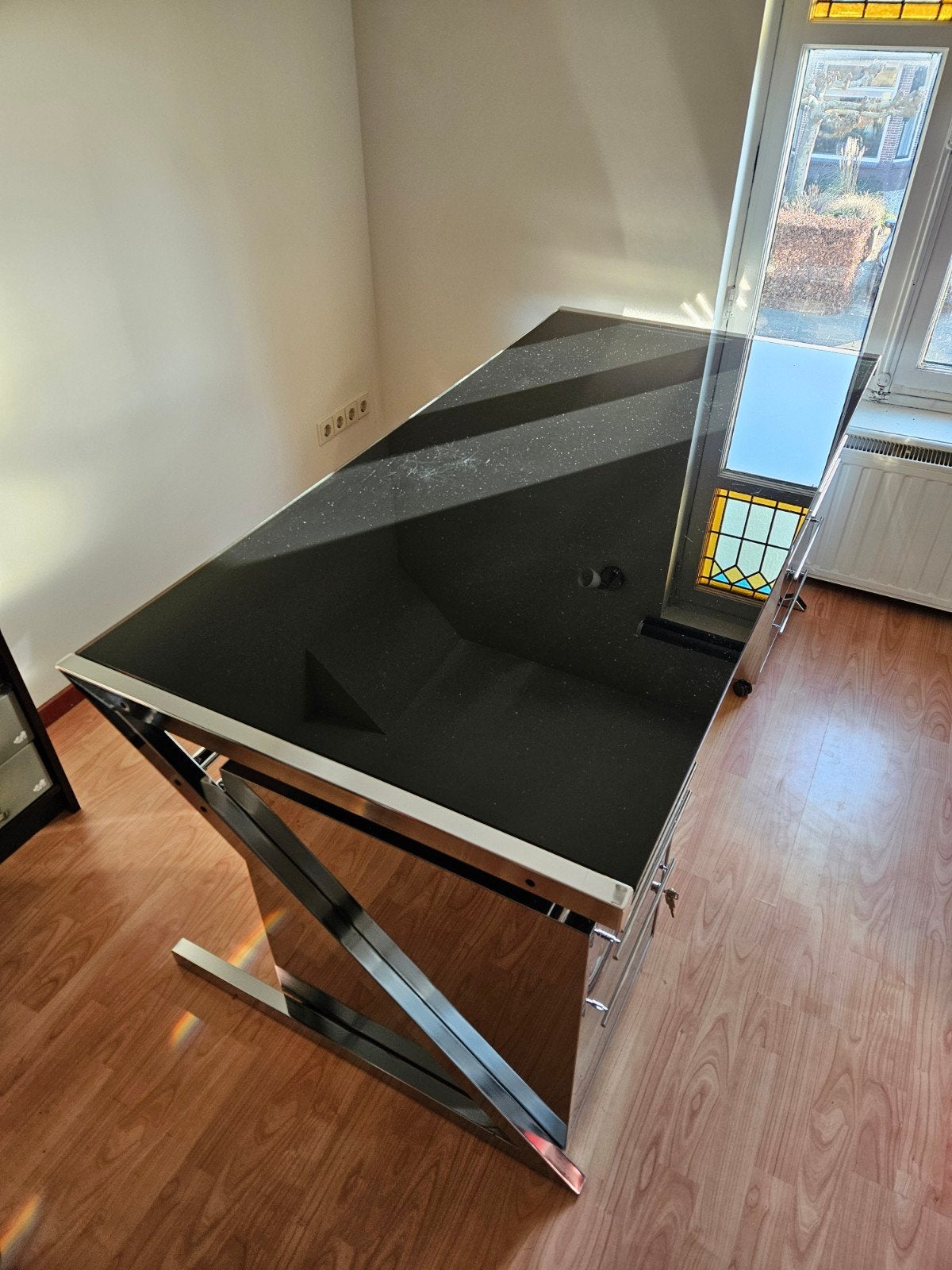 Bureau met zwart glanzend blad en 2 ladekasten, Ophalen, Gebruikt