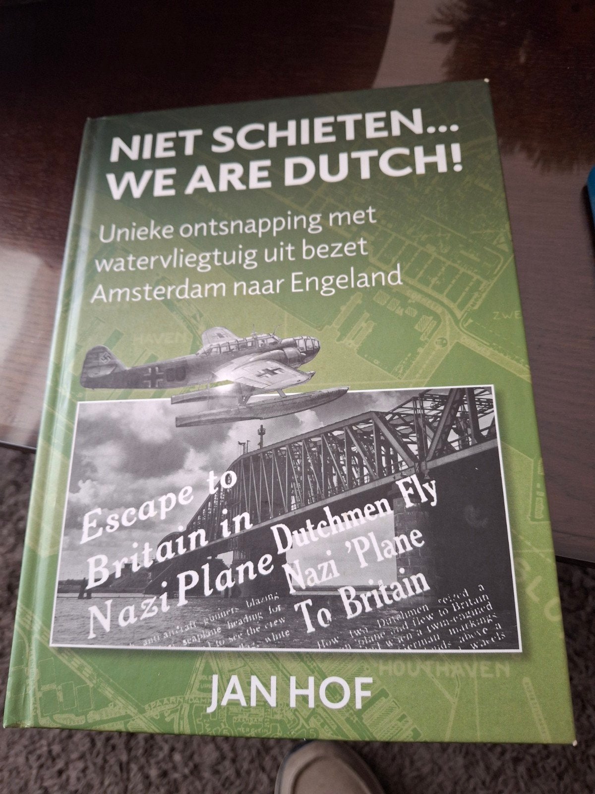 Jan Hof - Niet schieten... we are Dutch, Ophalen of Verzenden, Tweede Wereldoorlog, Zo goed als nieuw, Jan Hof