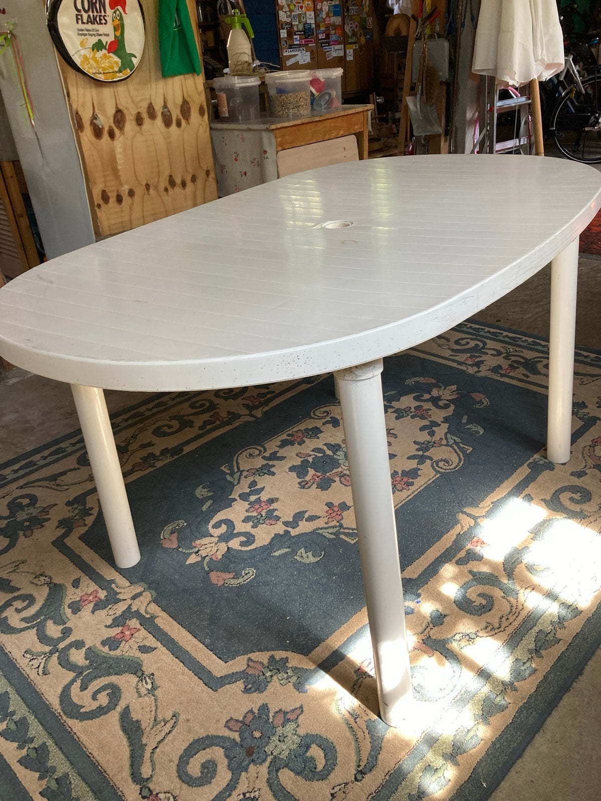 Ovale tuintafel van kunststof - Wit, Tuin en Terras, Tuintafels, Ophalen of Verzenden, Gebruikt, Ovaal, Kunststof