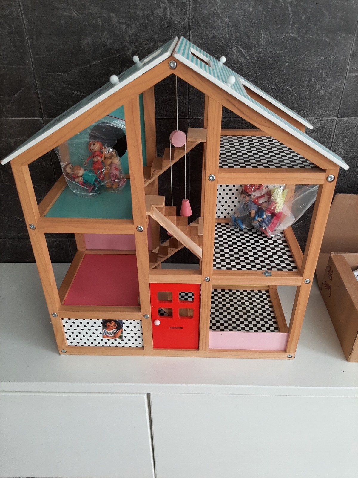 Poppenhuis met meubels en poppetjes, Ophalen, Gebruikt, Poppenhuis