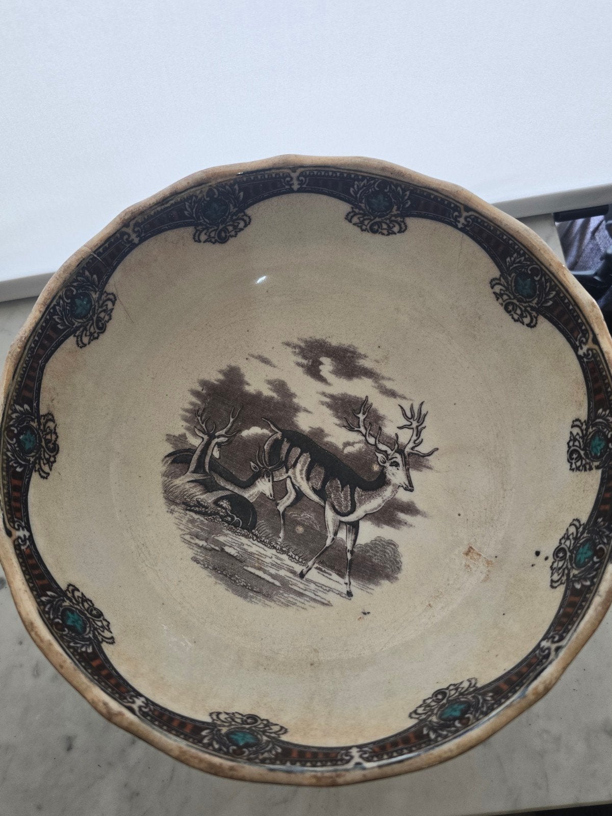 Antieke Staffordshire aardewerk schaal met hertendecor, Antiek en Kunst, Antiek | Schalen, Ophalen of Verzenden