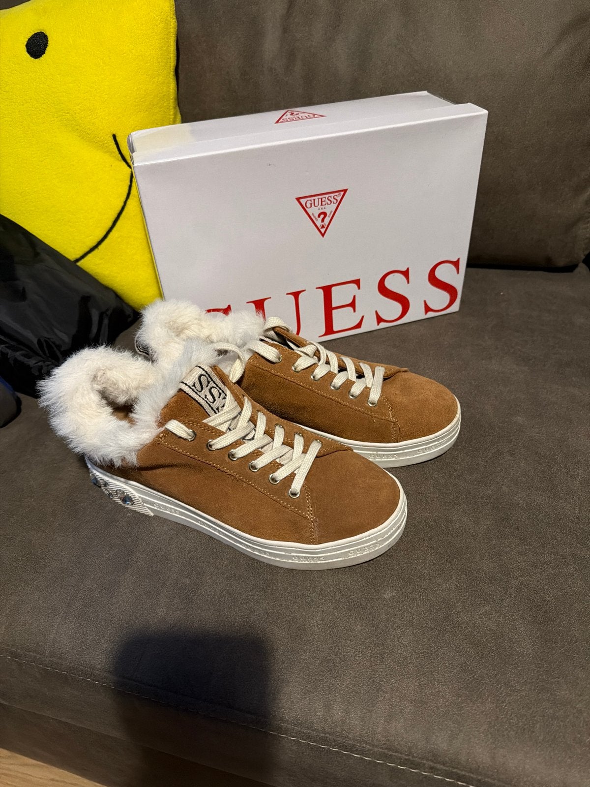 Guess sneakers met bont - Zo goed als nieuw, Ophalen of Verzenden, Zo goed als nieuw, Bruin, Sneakers of Gympen