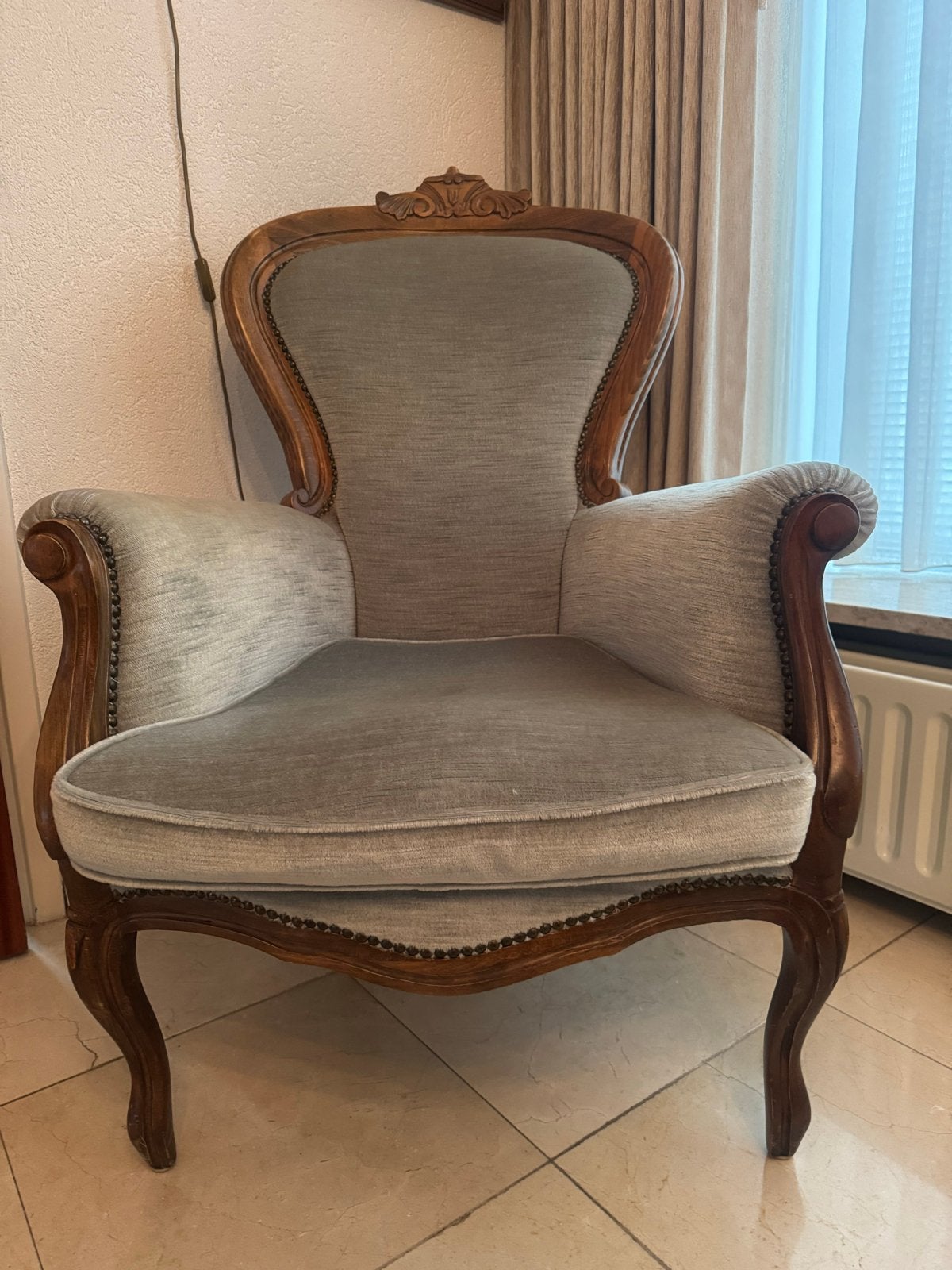 Antieke fauteuil met sierlijk houtsnijwerk, Ophalen