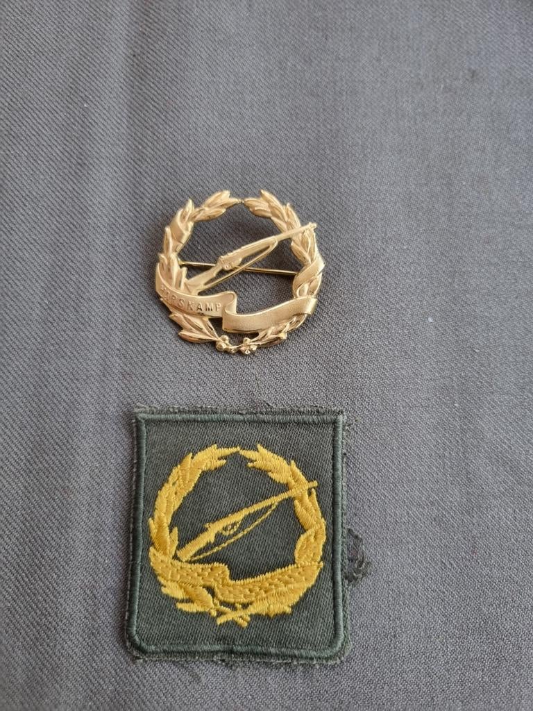 Speld en patch schietwedstrijden Harskamp (goud), Verzamelen, Militaria | Algemeen, Ophalen of Verzenden, Landmacht, Nederland