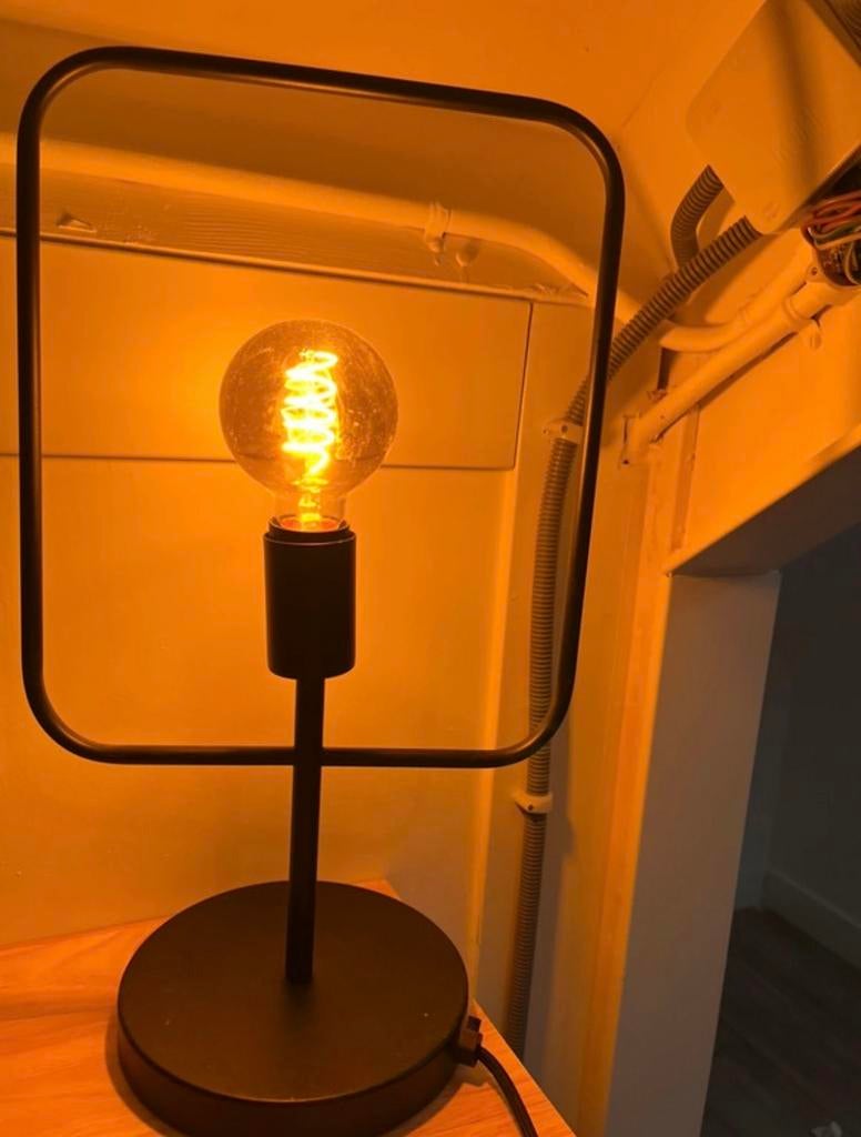 Moderne tafellamp met  gloeilamp, Ophalen of Verzenden, Zo goed als nieuw, Metaal, Minder dan 50 cm