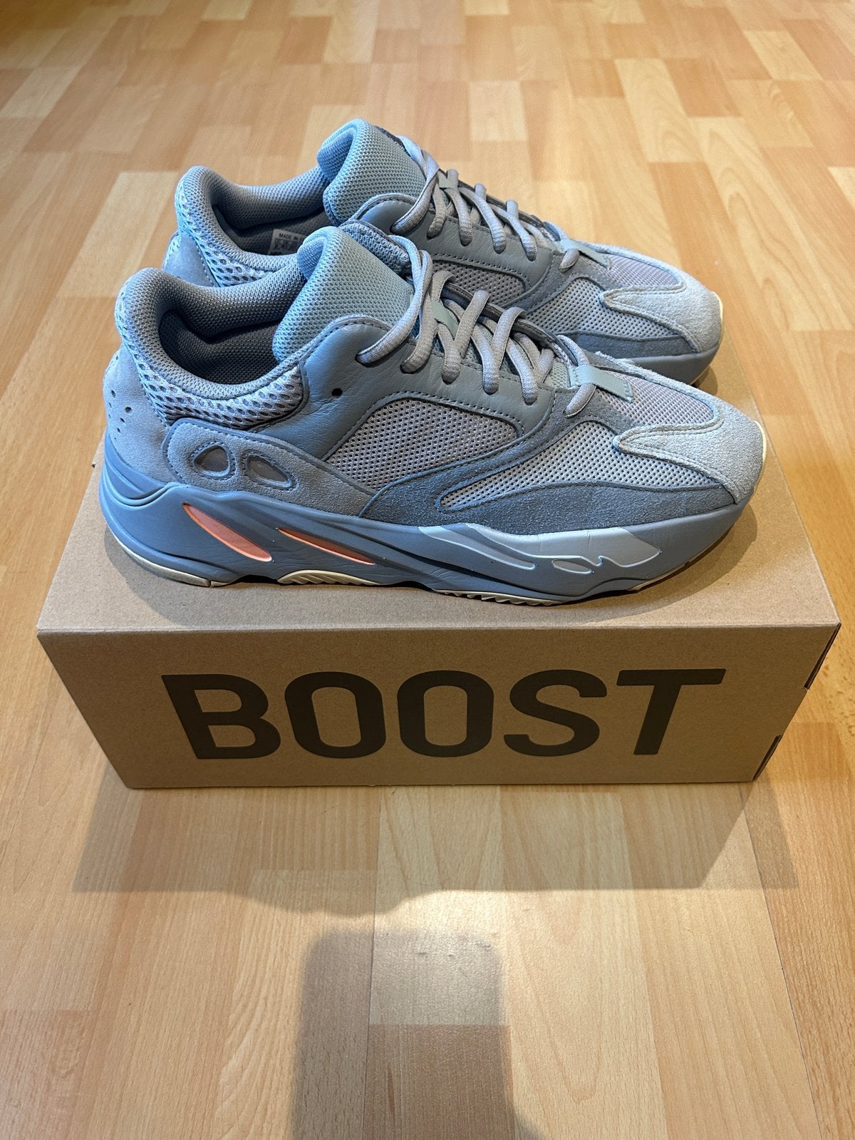 Adidas Yeezy Boost 700 Inertia - Maat 42 2/3 (US 9), Ophalen of Verzenden, Zo goed als nieuw, Overige kleuren, Sneakers of Gympen