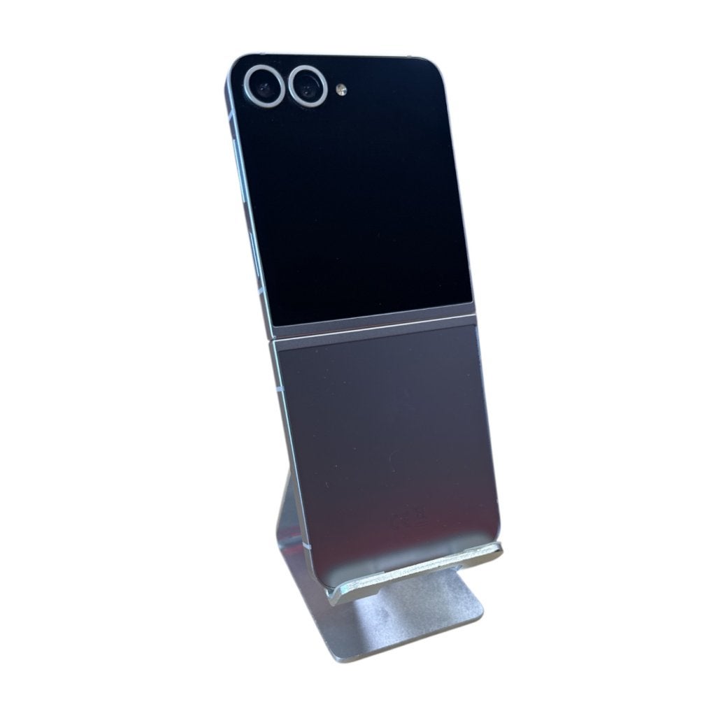 Foto 3 van Samsung Galaxy Z Flip 6 256GB Zilver | Kleine Krasjes