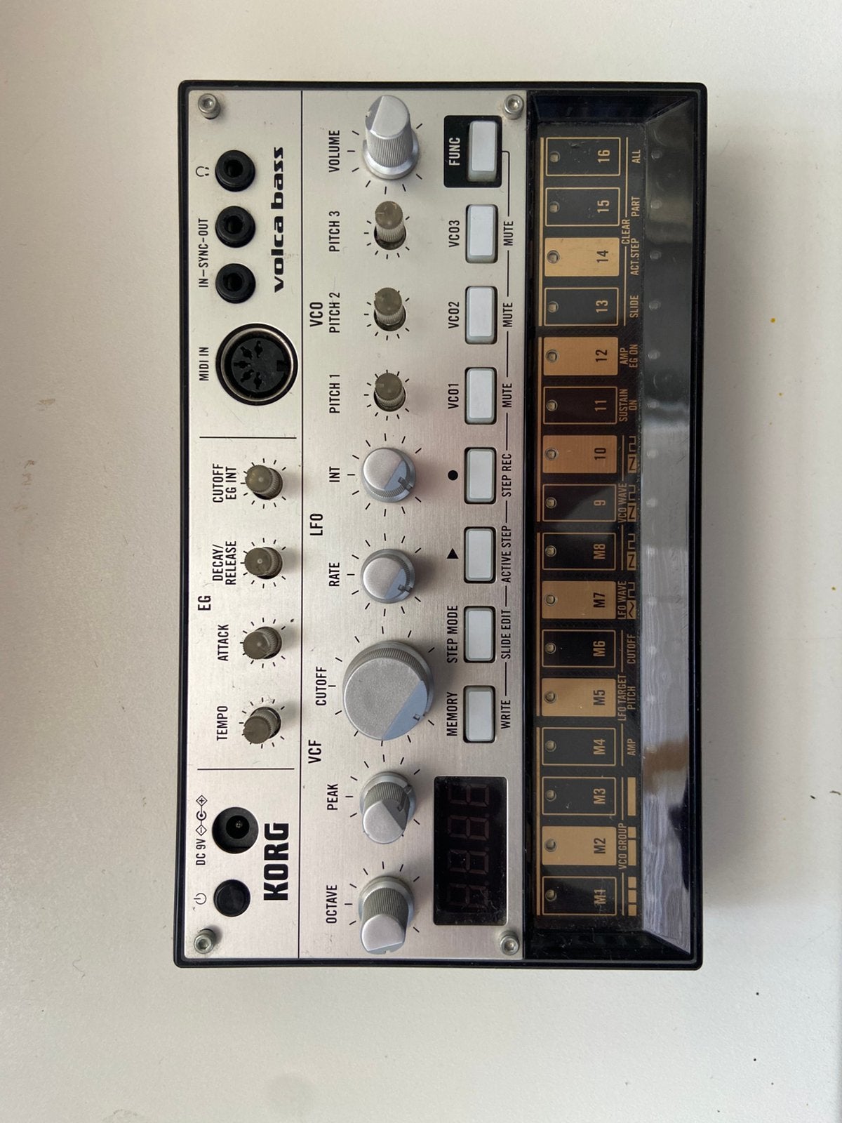 Korg Volca FM en Volca Bass Synthesizers - Zo goed als nieuw, Muziek en Instrumenten, Synthesizers, Korg, Zo goed als nieuw, Met midi-aansluiting