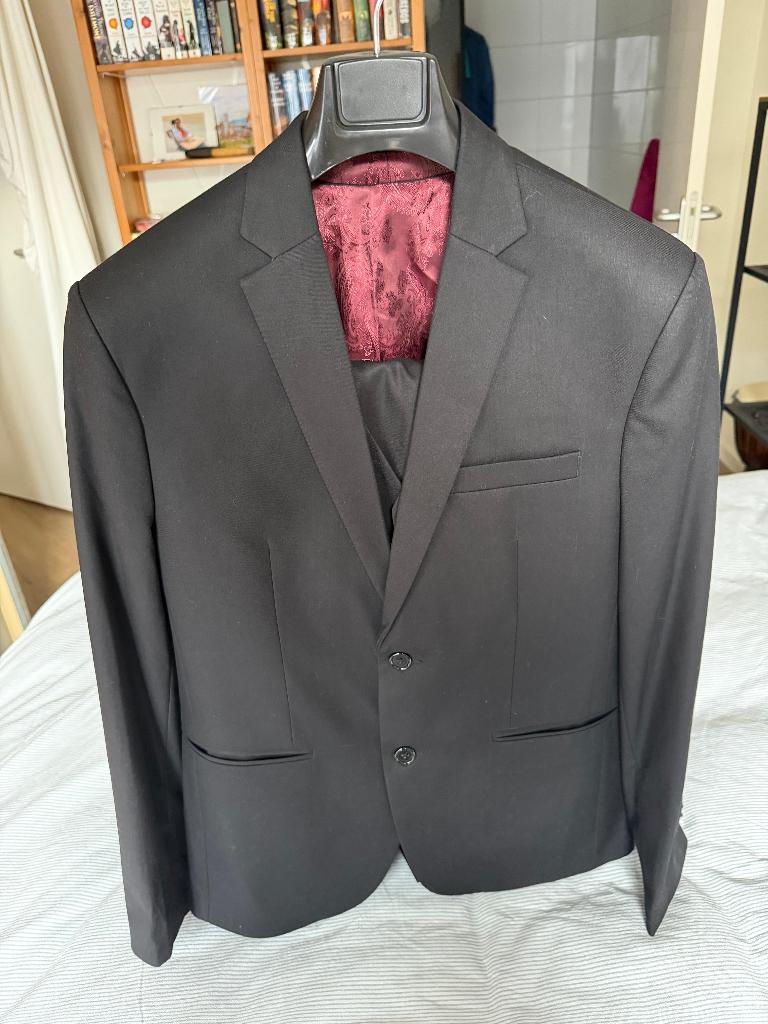 Zwart Zijden Drie-Delig Maatpak, Ongeveer Maat M (Slim Fit), Kleding | Heren, Ophalen of Verzenden, Zo goed als nieuw, Maat 48/50 (M)