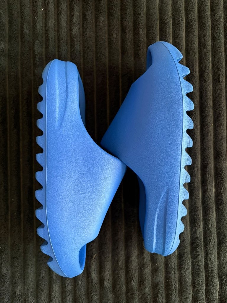 Yeezy slides Azure - Maat US6 (37 1/3), Kleding | Dames, Ophalen of Verzenden, Sneakers of Gympen, Gedragen, Blauw