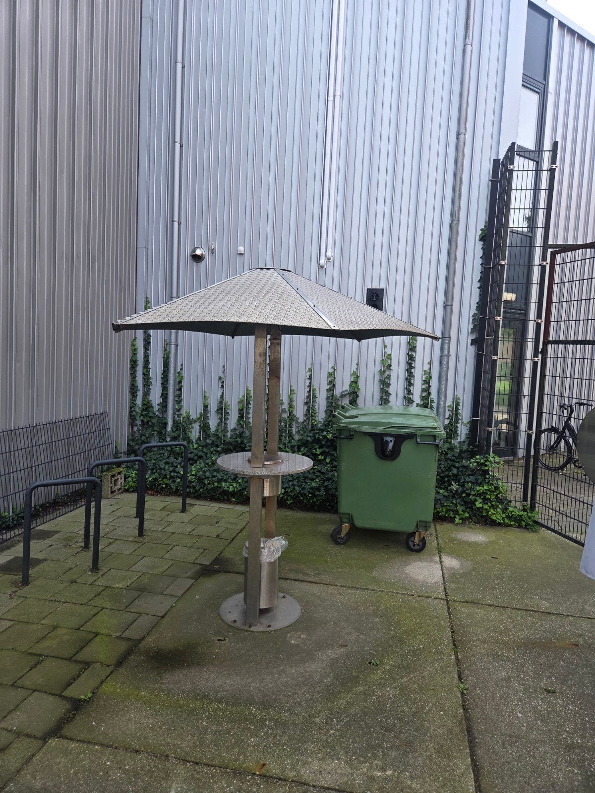 Terrasparasol met statafel en asbak, Ophalen, Gebruikt, Rond, Metaal