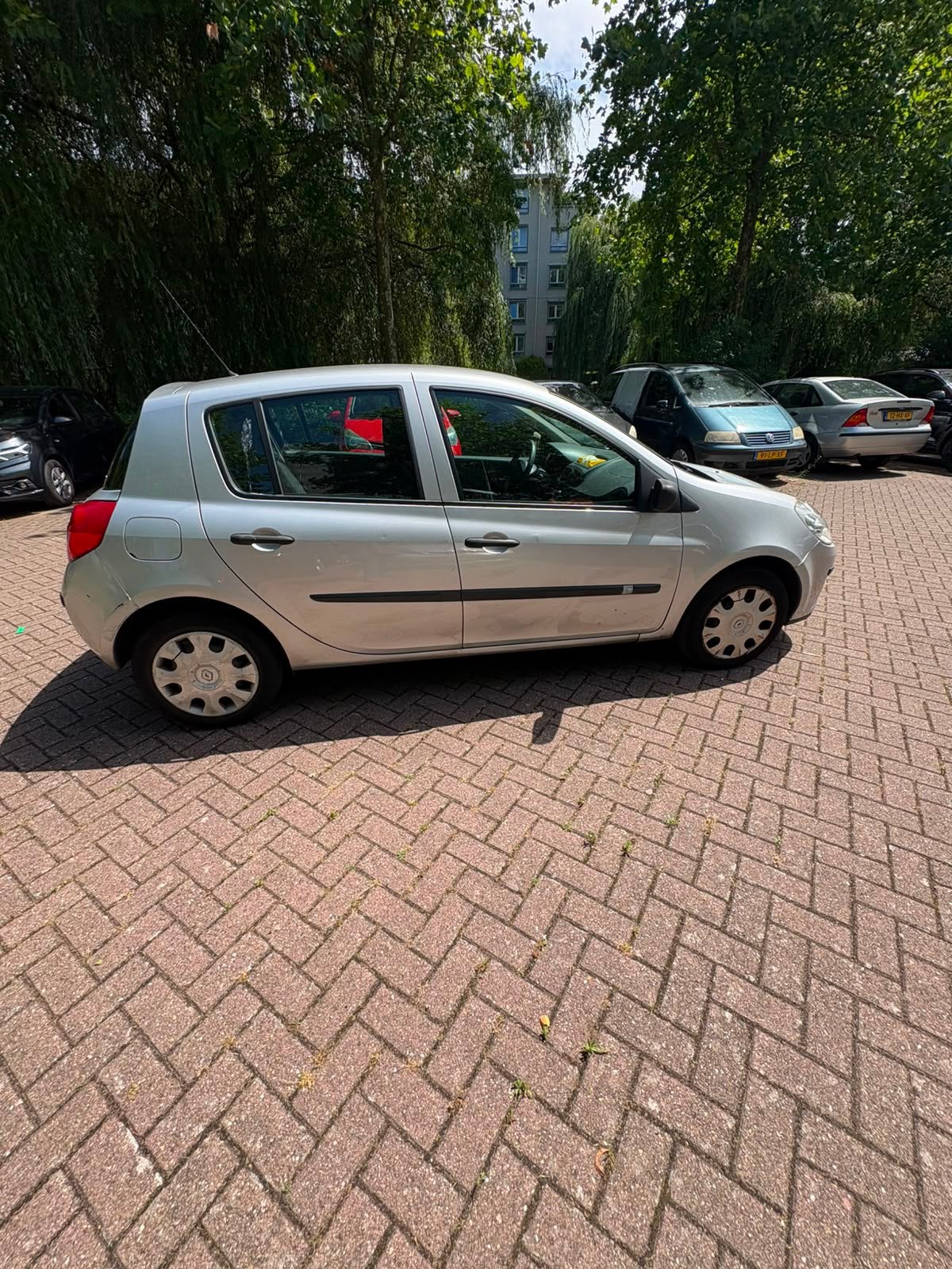Renault Clio 1.2 16V 55KW Auth 5-DRS E4 2006 Grijs, Auto's, Renault, Voorwielaandrijving, 535 kg, 74 pk, 4 cilinders
