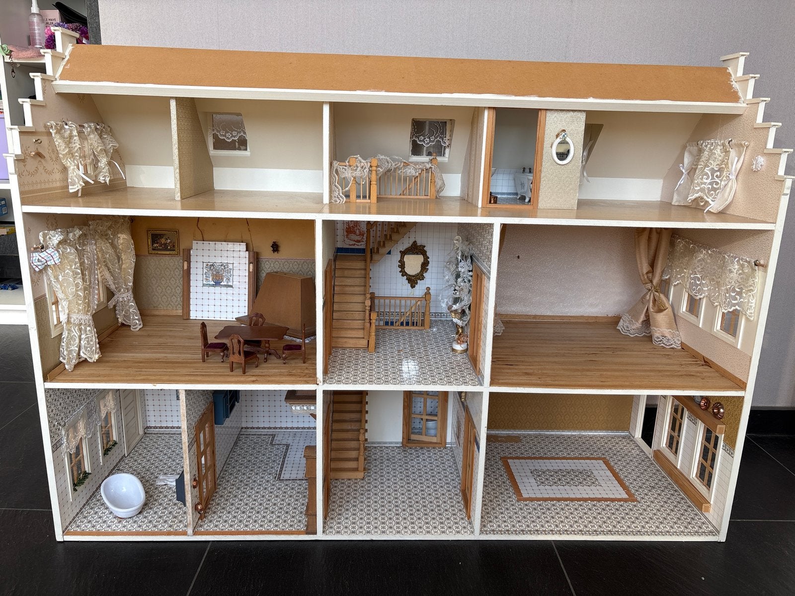 Groot en gedetailleerd poppenhuis met meubels, Kinderen en Baby's, Ophalen, Gebruikt, Poppenhuis