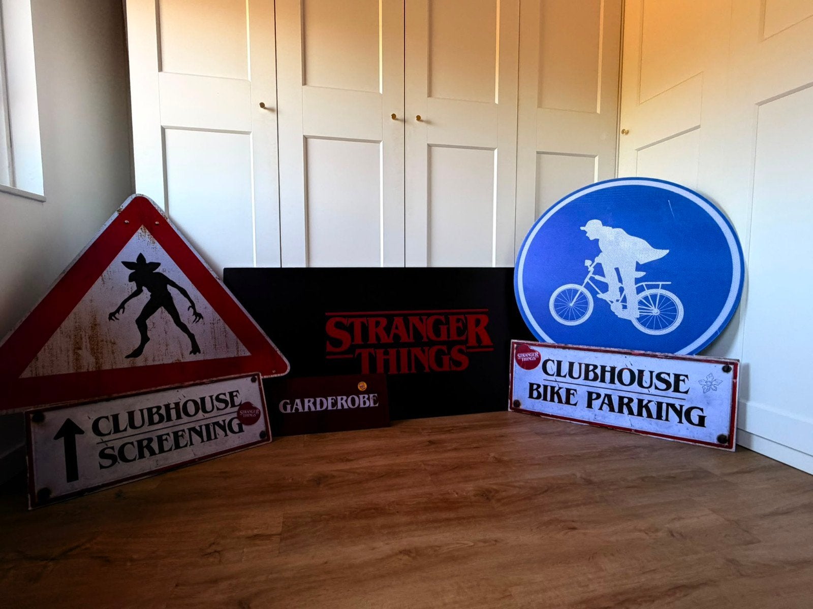 Unieke Stranger Things eventborden/Netflix decoratie set, Ophalen, Meerkleurig, Kunststof, Zo goed als nieuw