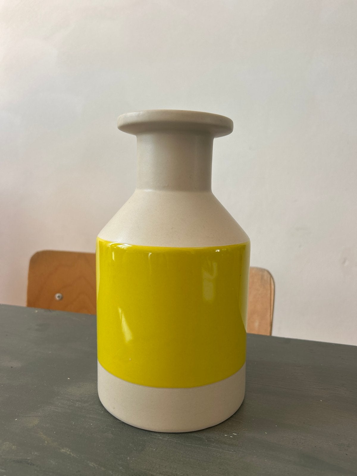 Moderne vaas met gele accenten, Ophalen