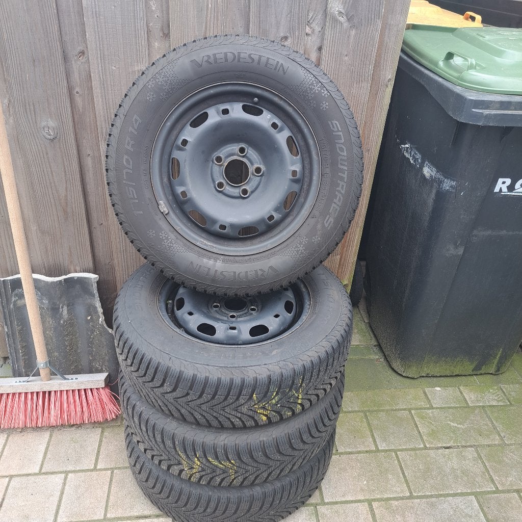 Set nagenoeg nieuwe winterbanden op stalen velgen VW Polo., 14 inch, Gebruikt, 175 mm, Band(en)