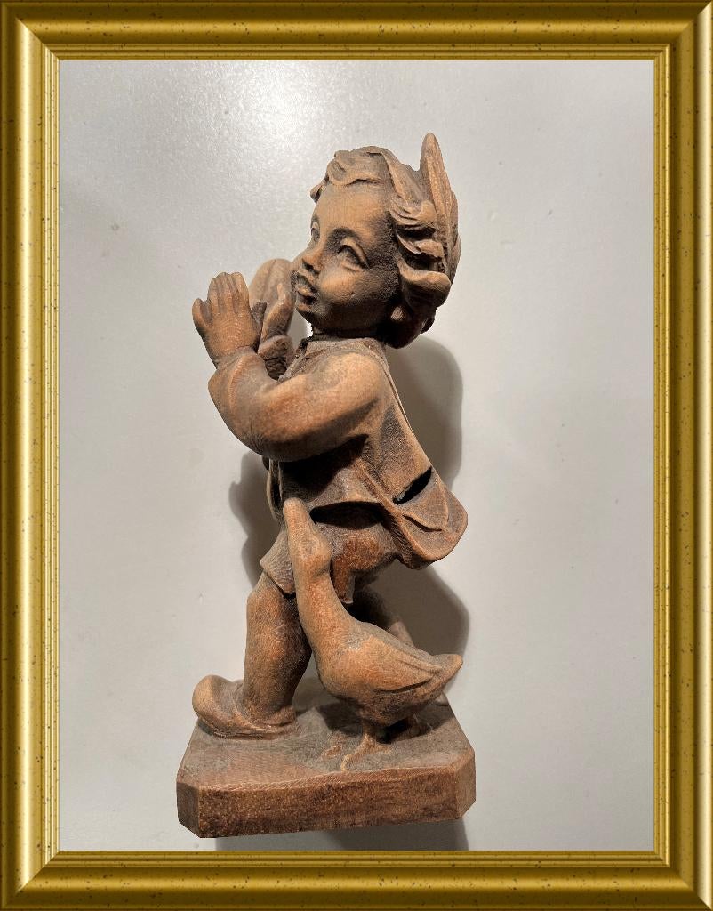 Oud houtsnijwerk beeldje: jongen met gans, Antiek en Kunst, Kunst | Beelden en Houtsnijwerken, Minder dan 20 cm, Ophalen of Verzenden