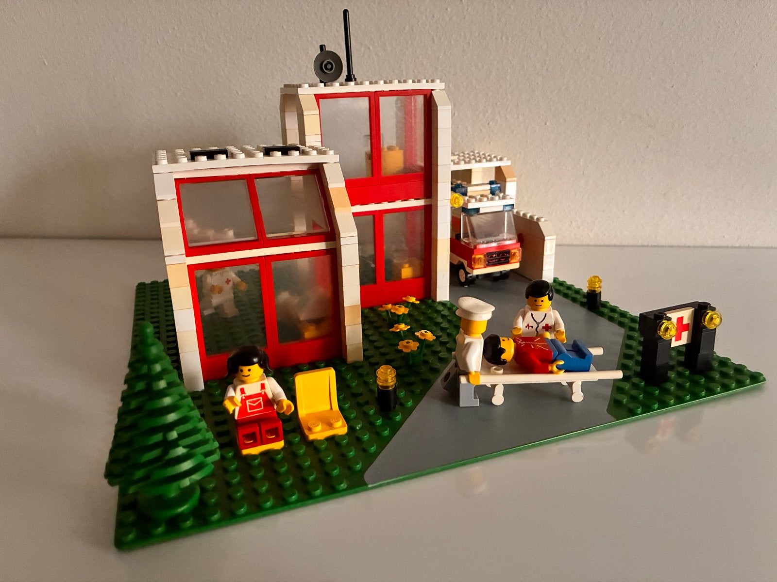 Vintage LEGO Legoland 6380 Ziekenhuis met Ambulance, Kinderen en Baby's, Speelgoed | Bouwstenen, Zo goed als nieuw, Overige merken
