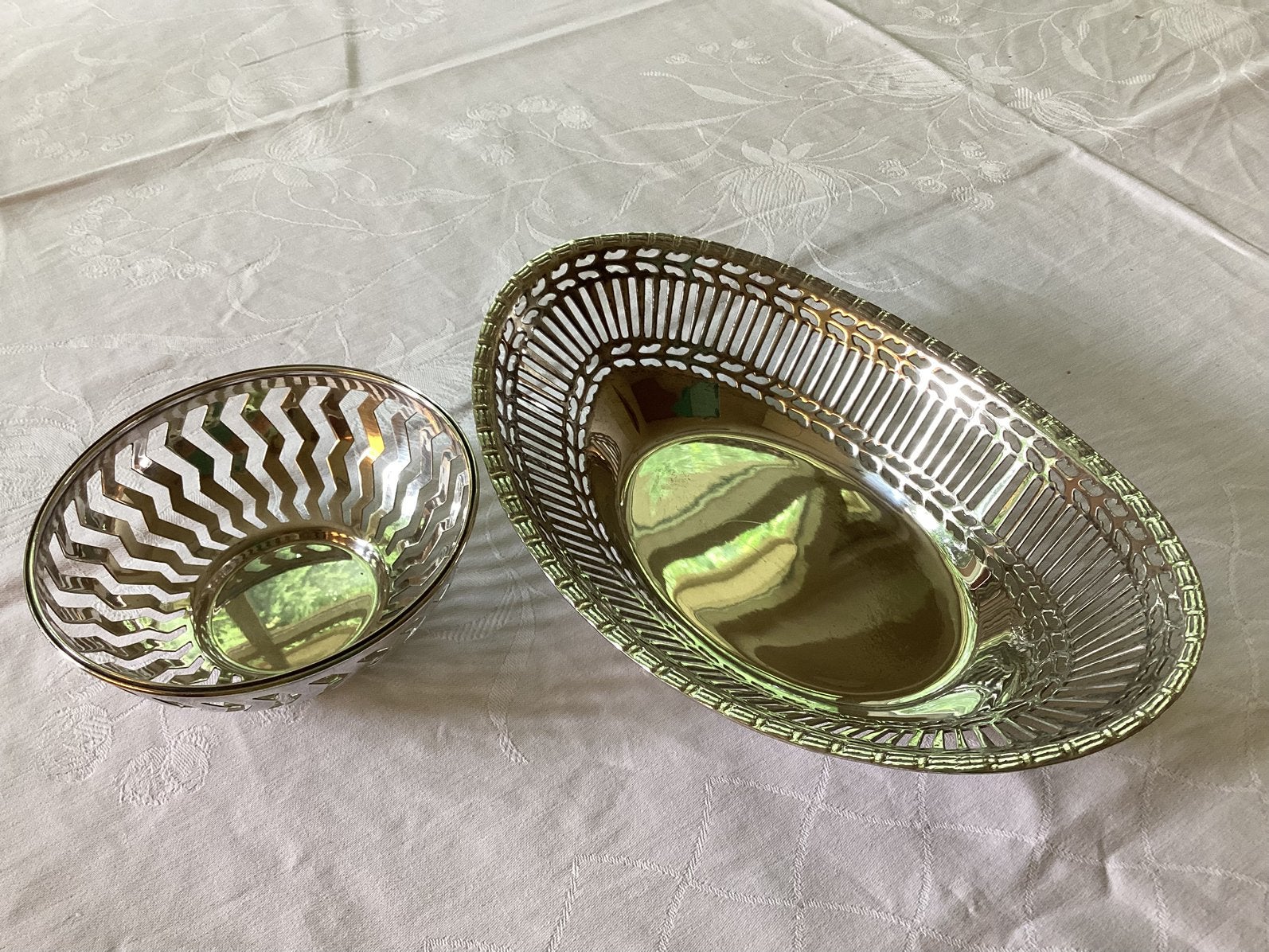 2 Verzilverde Schalen met Ajour Sierrand. 1960-70., Antiek en Kunst, Ophalen of Verzenden