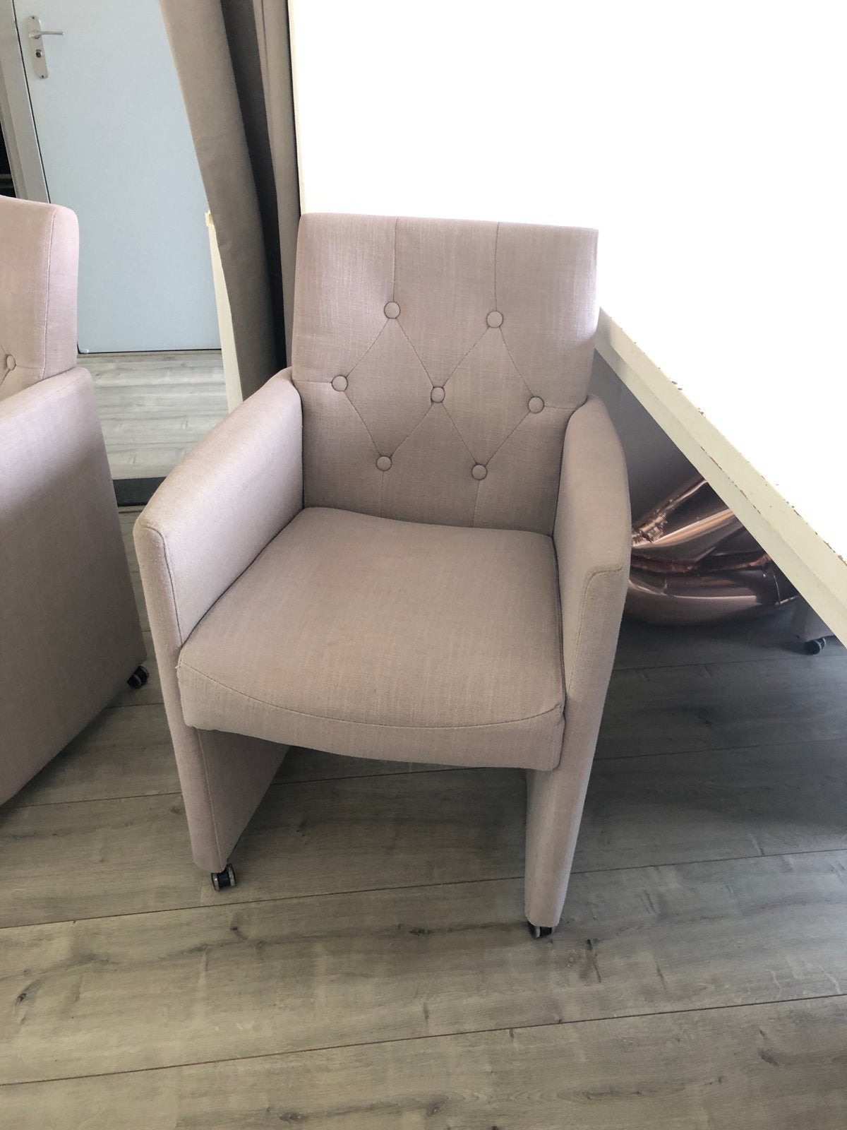4 eetkamerstoelen met armleuningen en wielen - GRATIS, Ophalen, Gebruikt, Overige kleuren, Vier