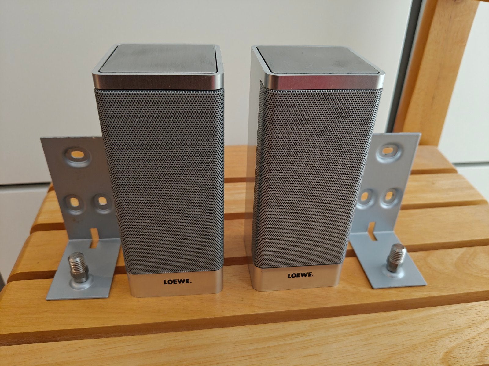 Loewe S1 satellietspeakers 8ohm met muurbeugels, Overige merken, Gebruikt, Ophalen of Verzenden, Minder dan 60 watt