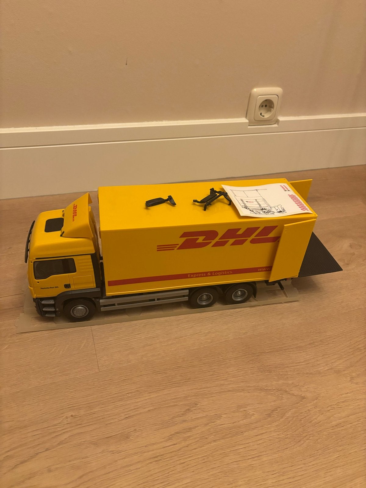 Emek MAN TGS 89099 DHL Vrachtwagen Model, Ophalen of Verzenden, Nieuw, Bus of Vrachtwagen, Overige merken